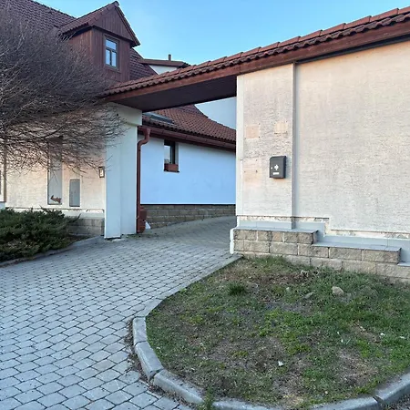 Moderni Podkrovni Garsonka S Parkovanim Zdarma Lejlighed