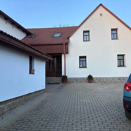 Moderni Podkrovni Garsonka S Parkovanim Zdarma